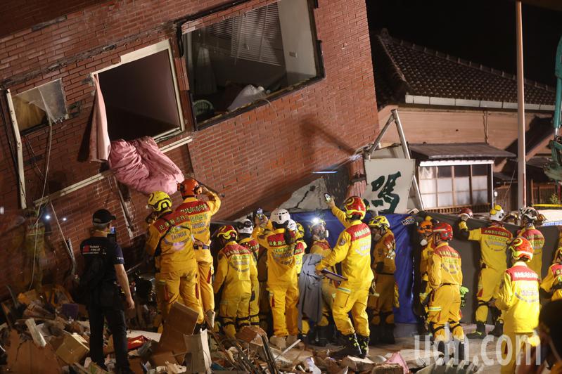 0403花莲大地震，救难人员晚间在天王星大楼挖出已经罹难的康姓女子。记者林澔一/摄影