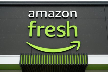 亞馬遜旗下的Amazon Fresh生鮮超市，將移除無人店所使用的免排隊結帳系統。 （美聯社）
