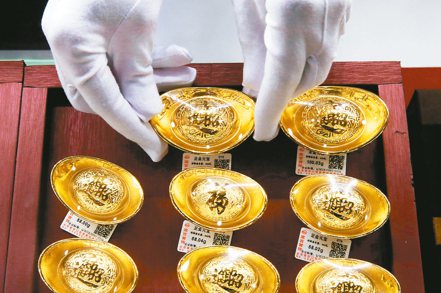 香港知名黃金零售商周大福3日在官網公告的金價正式突破人民幣700元（約新台幣2,986元）。 路透