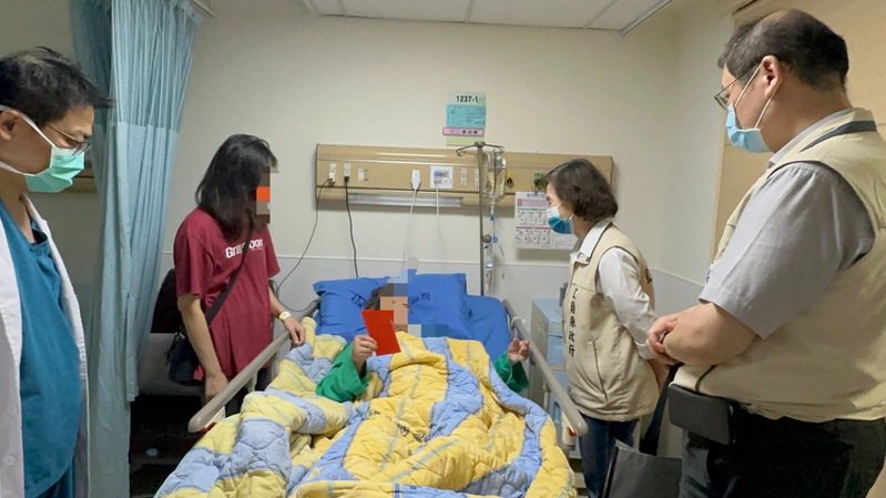 宜兰有68人因强震造成受伤，县长林姿妙晚间前往各医院探视慰问伤者。图／县府提供
