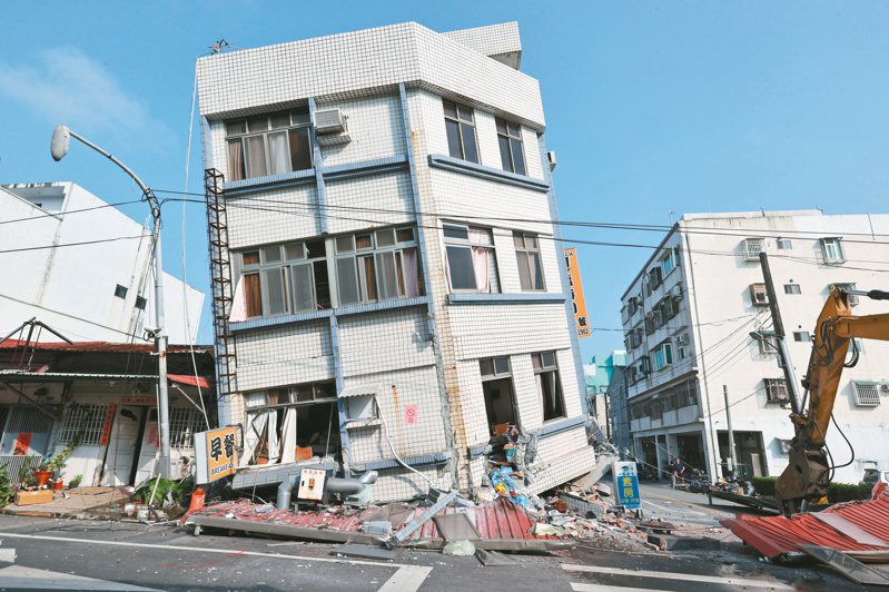 花蓮市北濱街一棟大樓昨在強震中傾斜，一樓早餐店店面消失。記者劉學聖／攝影