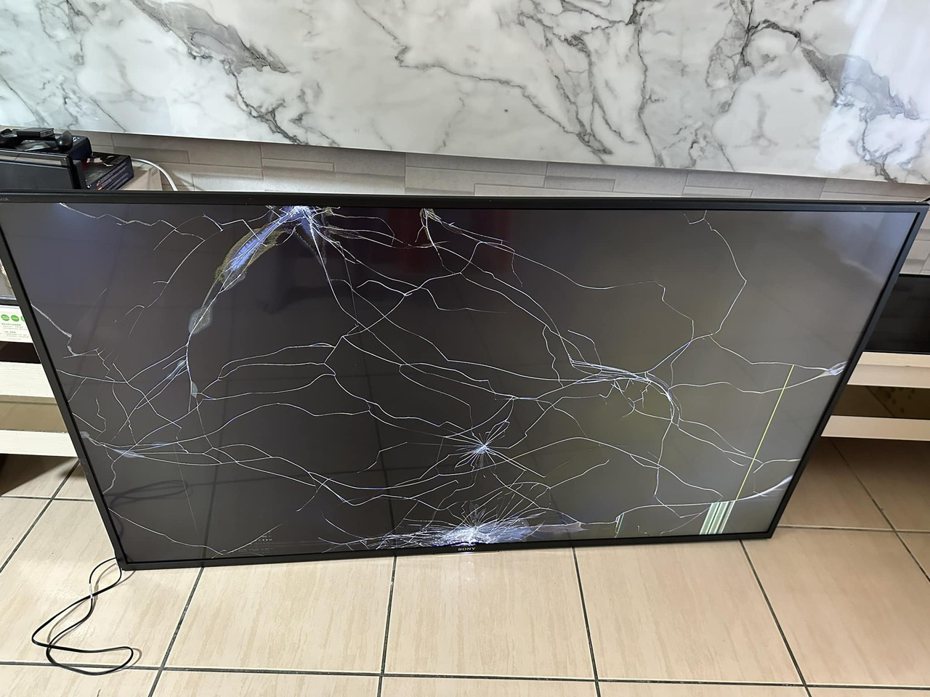 花蓮發生規模7.2強震後，不少民眾家中的電視都被震倒，螢幕碎裂成蜘蛛網狀。擷自「爆廢公社」Sally Li發文。