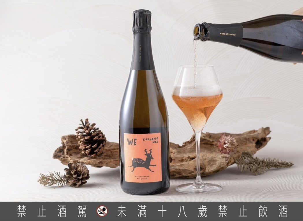 「WE Frizzante no.5 小威石東 微氣泡葡萄酒」融合5種在地葡萄品...