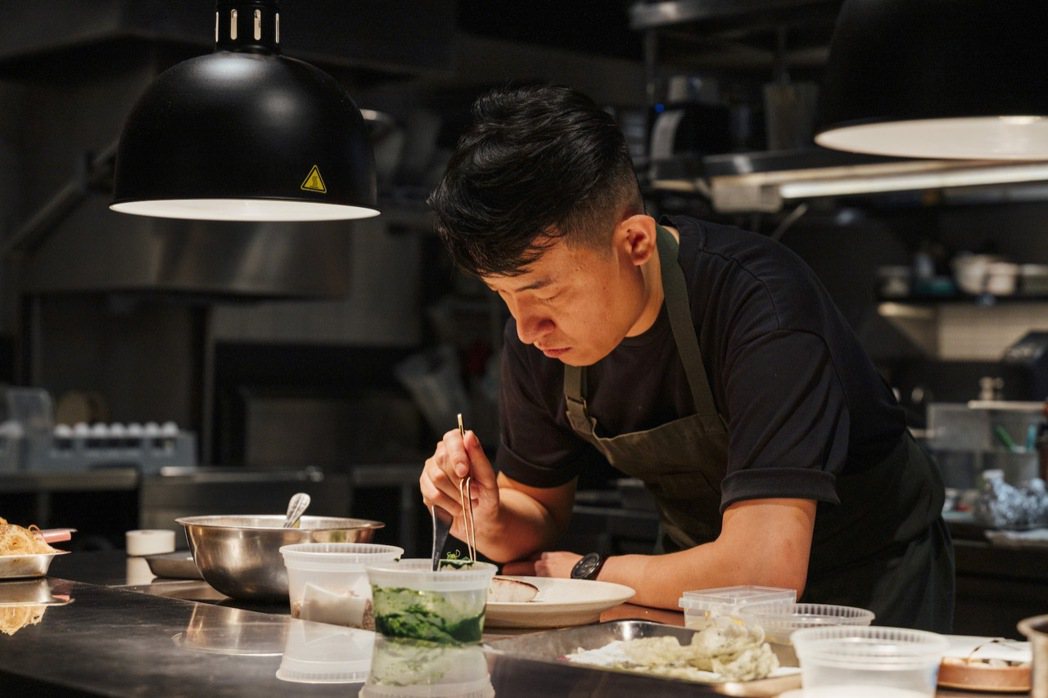 年僅35歲的主廚蔡慈偉（Robert），為目前台灣極具個人料理魅力的新生代主廚之...
