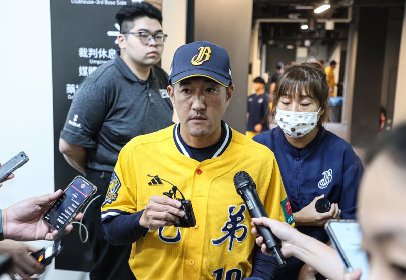 兄弟總教練平野惠一昨日對投球計時有疑問。 聯合報系資料照