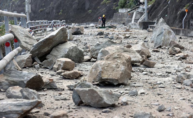花蓮縣東部海域昨天7點58分發生規模7.2地震，造成省道公路系統多處落石坍方阻斷。聯合報系資料照片／記者杜建重攝影