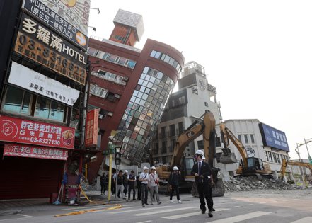台灣花蓮外海3日上午發生芮氏規模7.2級地震，圖為天王星大樓倒塌。 聯合報系資料照