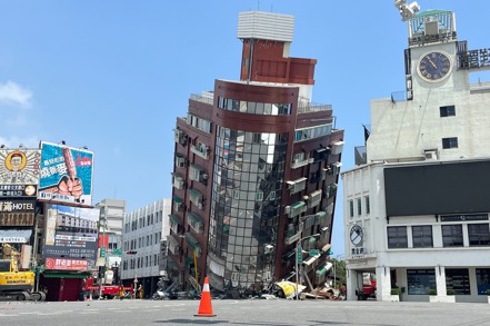 花蓮大地震，天王星大樓嚴重傾斜。 聯合報系資料照