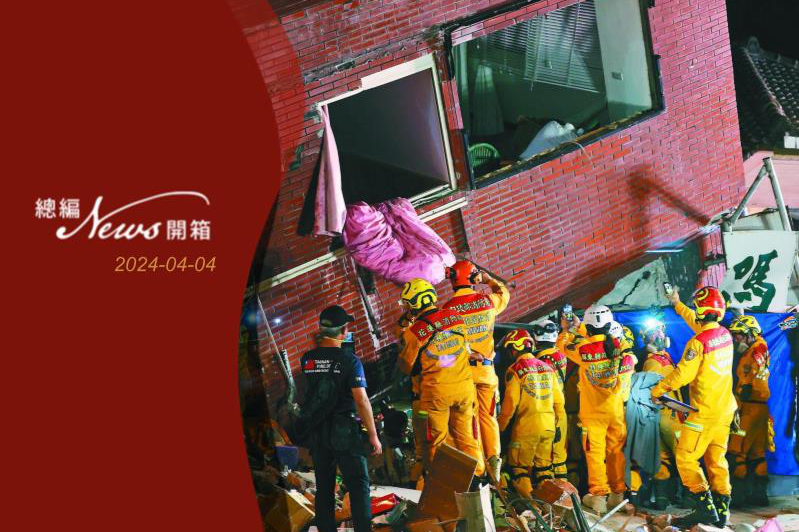 0403花蓮大地震，花蓮市天王星大樓倒塌。救難人員晚間挖出不幸罹難的康姓住戶。 記者林澔一／攝影