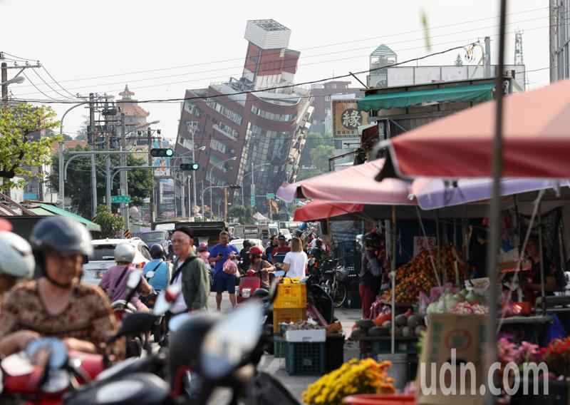 0403花莲大地震，受损的天王星大楼持续倾斜。虽然余震不断，但附近的市场上午还是有许多民众到场采买食物。记者林澔一／摄影