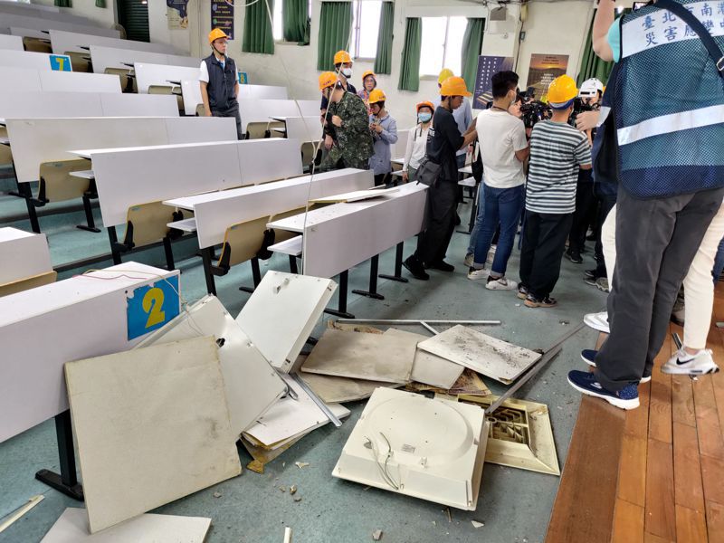 台北市长蒋万安昨天接连视察好几处受损严重的校舍状况。记者林丽玉／摄影