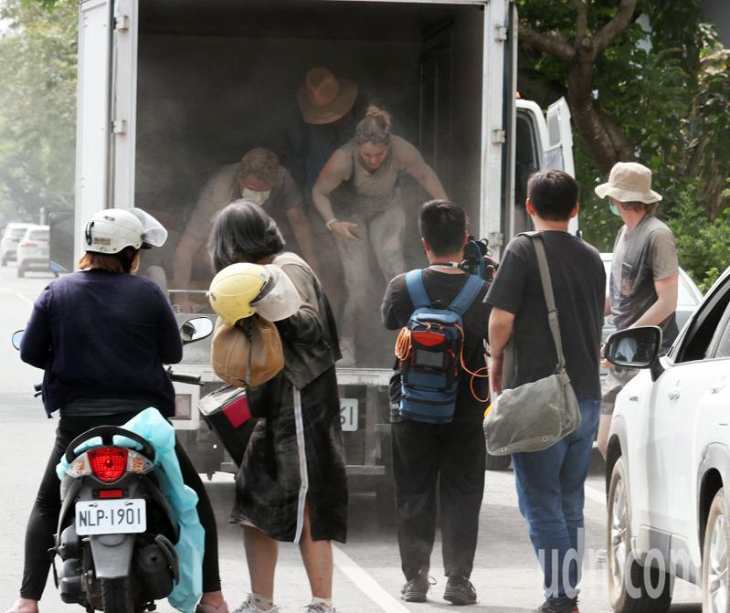 台湾花莲近海昨天发生规模7.2强震，今天上午仍是余震不断，受困在天祥太鲁阁的数百名游客今天上午陆续脱困，还有外国游客被货车整车载出，满身泥泞十分狼狈。记者刘学圣／摄影