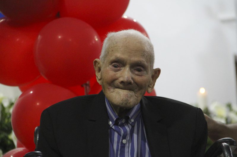 世界最長壽男子、出生於委內瑞拉的莫拉（Juan Vicente Pérez Mora）近日過世，享嵩壽114歲。美聯社