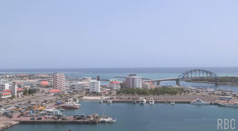 台灣花蓮近海3日發生規模7.2強震，沖繩那霸港一艘滿載乘客的渡輪前往離島途中收到海嘯警報，乘客回憶當下「無處可逃」嚇壞。取自YouTube影片