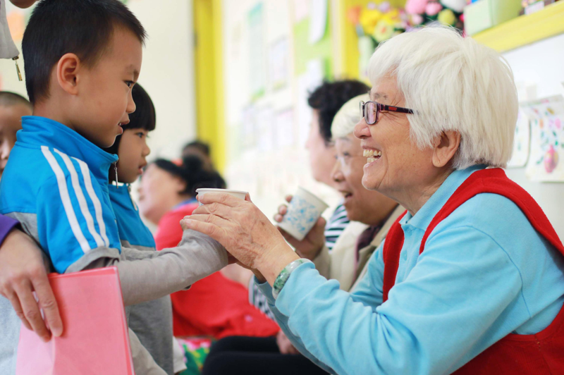 面對快速少子化與老齡化，中國大陸部分幼兒園開始探索「老幼同養」新模式。新華社