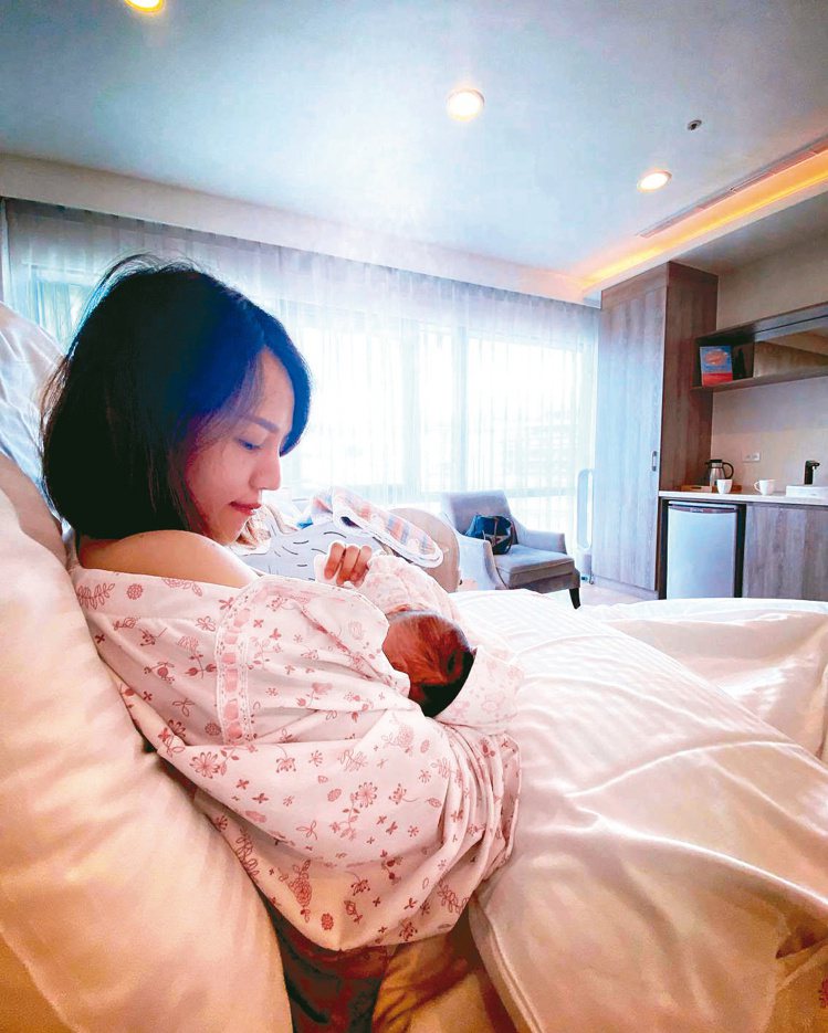 李國毅老婆昔日抱女兒的照片。圖／摘自臉書