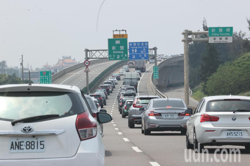 西滨公路涌现大量转进车潮，造成新丰到新竹路段也大塞车。记者邱德祥/摄影