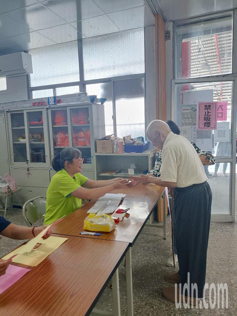 百歲人瑞陳老先生，也堅持投票。他說「不希望走了，自己的土地不清不楚」對祖先和後世才有交代。記者尤聰光／攝影