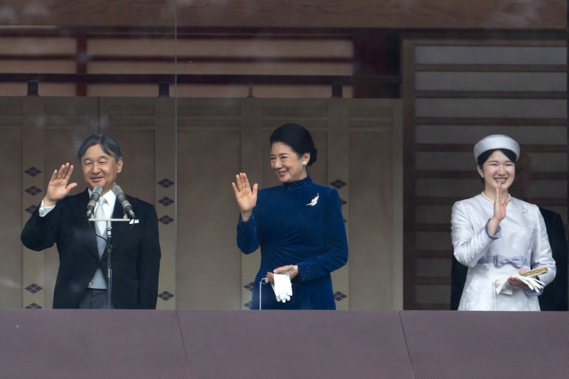 日本學者指愛子公主（右一）留在國內就業，是為了分擔父母的公務並陪伴在生病的媽媽身邊。路透