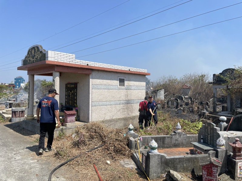 清明连假首日，屏东县消防局今上午就接获20件公墓火警，从北到南都有。记者刘星君／翻摄