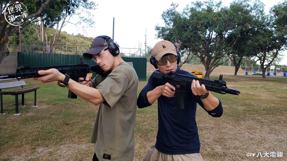 JR紀言愷(左)超準槍法獲封神槍手，右為搭檔卞慶華。圖／八大提供