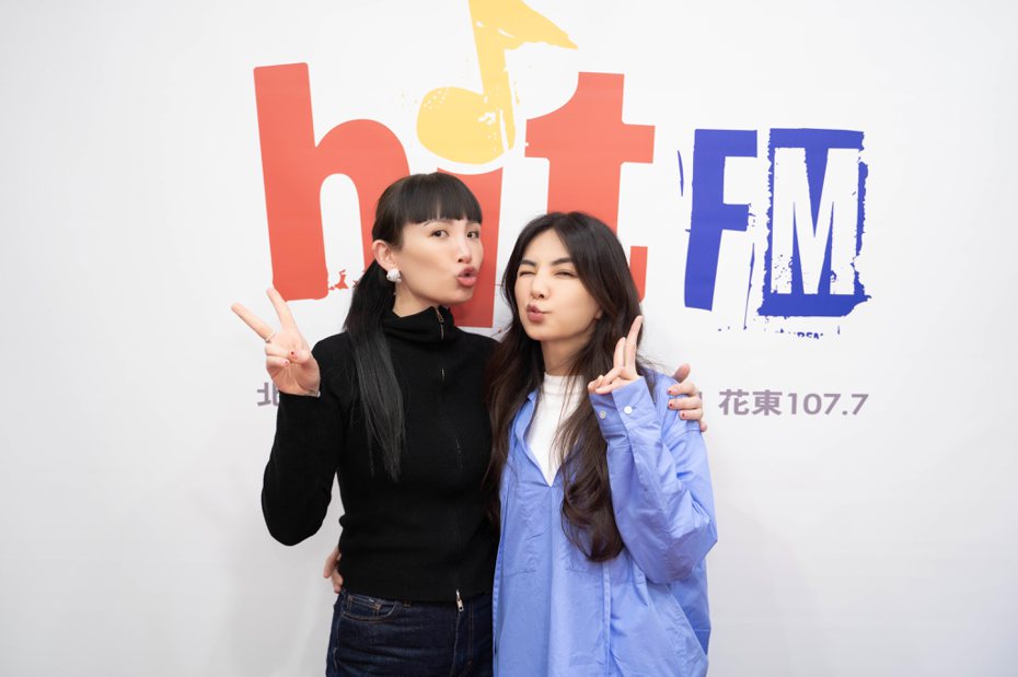 Ella（右）跟魏如萱在節目中分享彼此的壞習慣。圖／Hit Fm聯播網提供