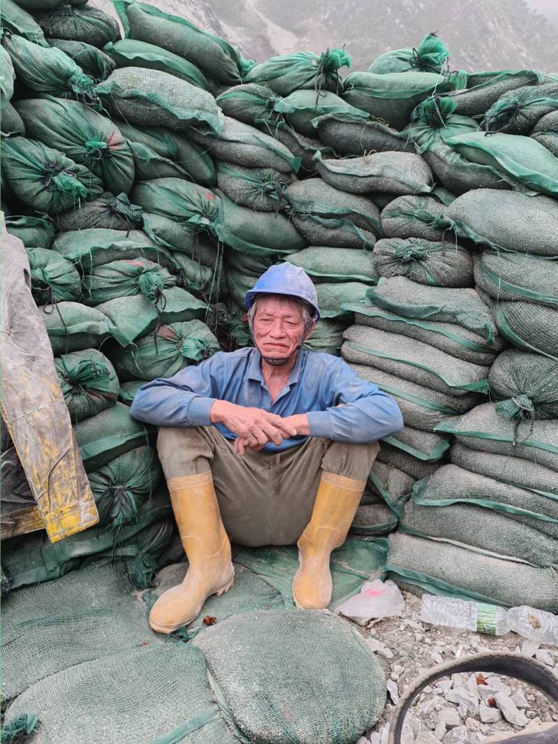 和仁礦區落石不斷，多名工人受困，將沙包堆高防禦以免被落石擊中。圖／王姓工人提供