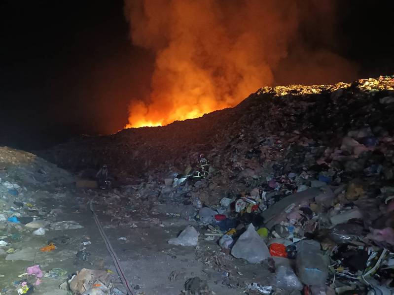 新竹縣環保局表示，環保局第一時間已派員了解，這次起火區域位於垃圾堆置區，並非木材堆置區，至於起火原因還在釐清當中。圖／民眾提供