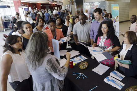 美國勞工部4日公布，上周首次申領失業給付金人數為22.1萬人，高於預估。 （美聯社）