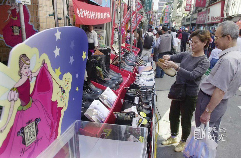鞋街沅陵街商圈促銷活動吸引許多民眾前往挑選。圖／聯合報系資料照(2001/01/20 林建榮攝影)