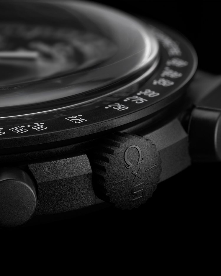 從表圈、表盤到獨家Bioceramic生物陶瓷表殼和表帶，為全黑配置，也是MoonSwatch系列首見。圖／摘自Swatch facebook