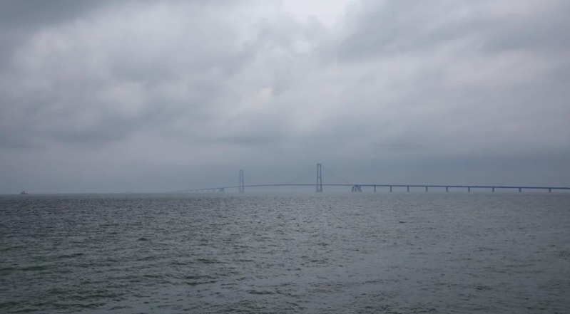 丹麦海军一艘军舰的飞弹发射器在启动后发现出错，紧急关闭连接波罗的海的大贝尔特海崃，以免有船只或飞机被飞弹碎片击中。图为大贝尔特桥。路透(photo:UDN)