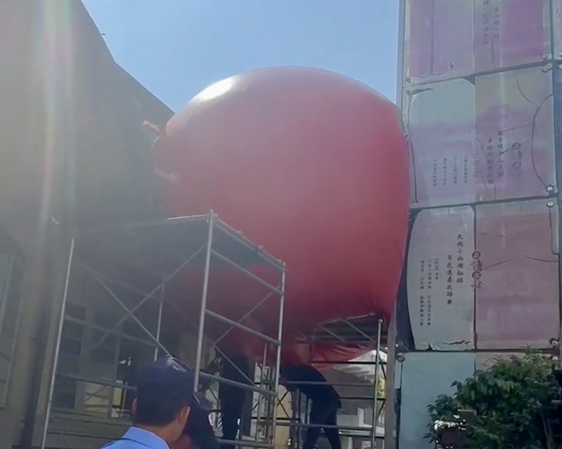 红球计划今天倒数第3天来到台南新化街役场展出，但红球在布展的过程中发生意外破洞，目前策展团队正紧急抢修，暂停展出，预计下午3点修复完成后再重新开展。图／民众提供