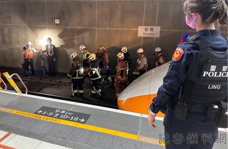 高铁板桥站今天下午2点多有女性旅客从月台掉落，造成左腿擦伤，立即送医。图／取自「爆料网」脸书粉专