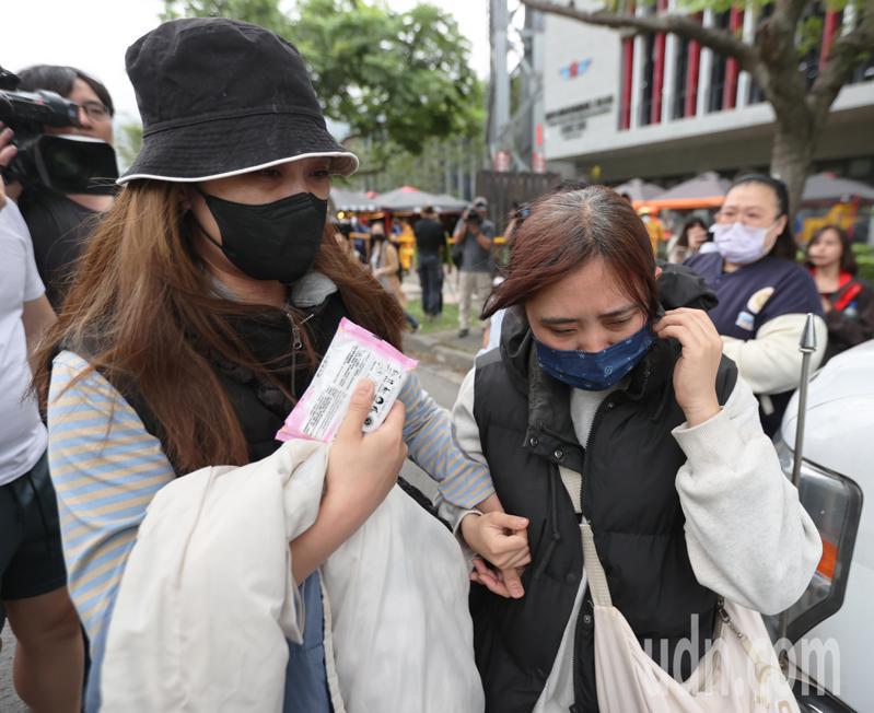 花莲大地震后第三天，陆续有民众被救出，受访时脸上可见惊恐表情。记者刘学圣／摄影