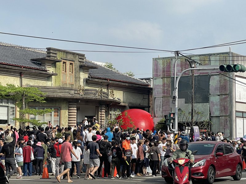 红球计划在台南第8天发生「遇刺」小插曲，所幸经策展团队紧急抢修后，顺利在下午3点15分重新充气完成并开放民众互动。记者万于甄／摄影