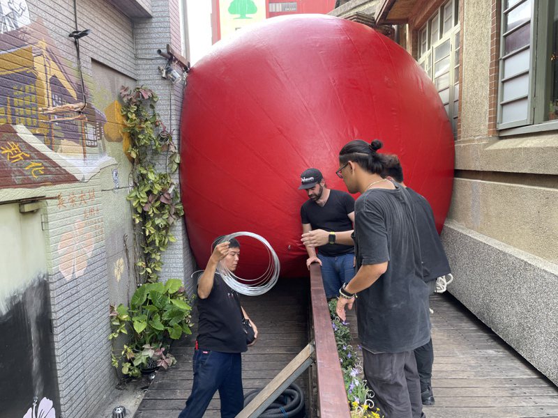 红球计划在台南第8天，早上因发生「遇刺」小插曲，下午策展团队改将红球放置在2栋新旧古迹建筑中间，更好与民众互动。记者万于甄／摄影