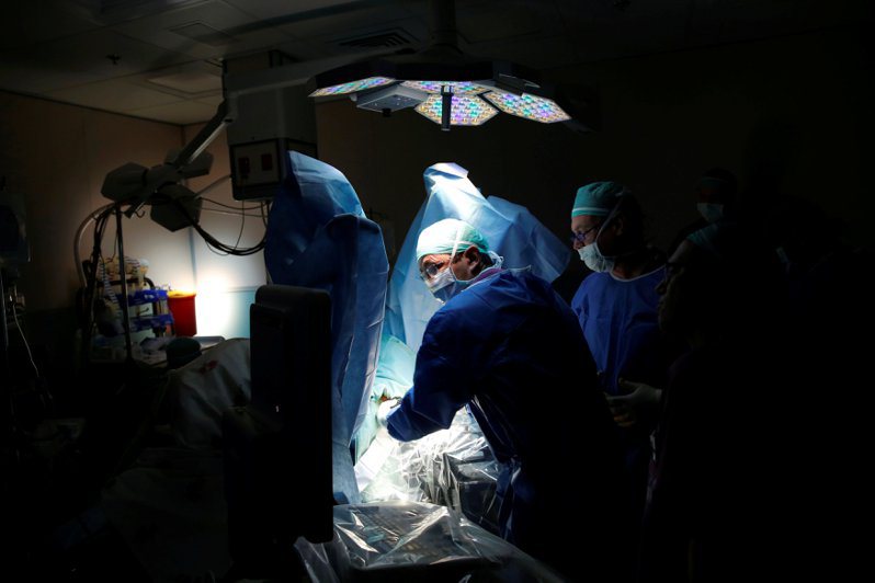 以色列特拉維夫拉馬特艾維夫醫療中心的醫生們2016年6月在泌尿外科手術室使用以國開發的光動力療法，治療病患的攝護腺癌腫瘤。路透