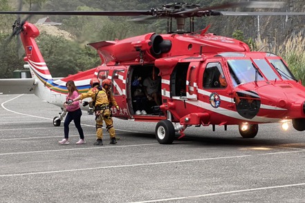 中央災害應變中心表示，今天從天祥搭直升機救出人員共有82人，其中有60人為本國籍、1人荷蘭籍、4人香港籍、4人新加坡籍、9人美國籍、2人馬來西亞籍、2人日本籍。 圖／中央災害應變中心提供