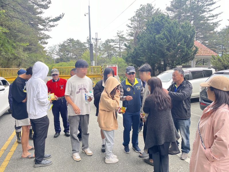 6名东华大学学生与福寿山农场杨姓员工、1位民众受困，8人在合欢山派出所见到福寿山农场人员，终于松了一口气。图／福寿山农场提供