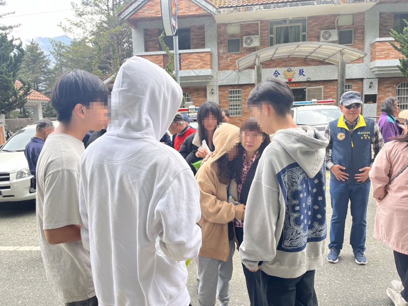 6名东华大学学生与福寿山农场杨姓员工、1位民众受困，8人在合欢山派出所见到福寿山农场人员，终于松了一口气。图／福寿山农场提供