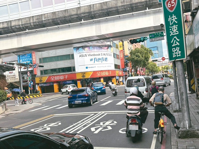 新北交通局表示，文化漢生路口除往南機車可直接左轉外，其餘都有設置兩段式左轉標誌牌面。記者張曼蘋／攝影