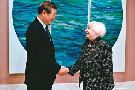 美國財政部長葉倫（右）與大陸副總理何立峰會面。 （取自香港經濟日報）
