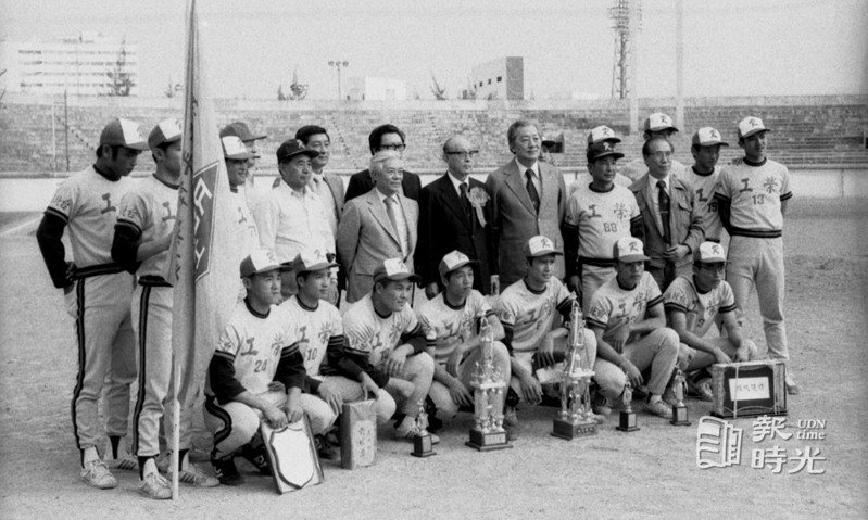 榮工棒球隊在八日中華杯棒球賽高中組決賽中，以二比一險勝美和隊，得到冠軍。圖／聯合報系資料照（1979/12/08 朱立熙攝影）