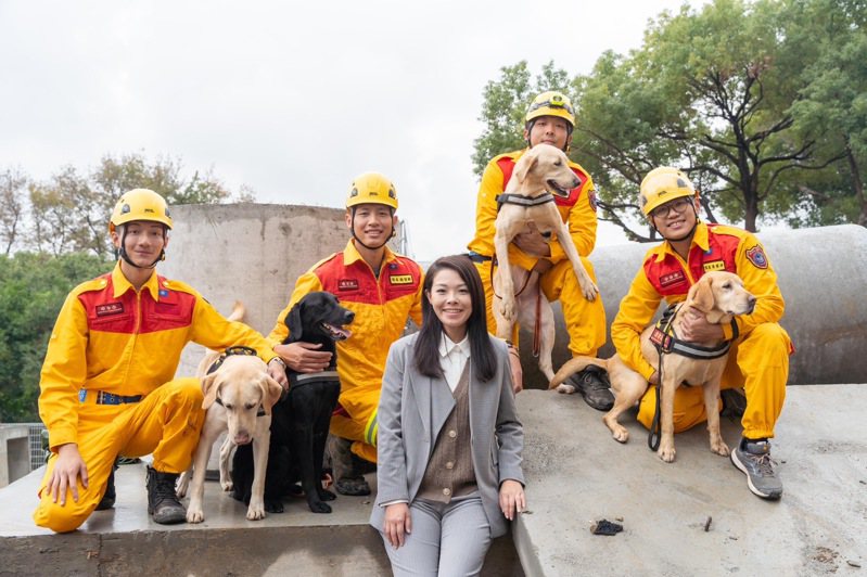 竹市目前馴養4隻搜救犬，都由領犬員負責訓練。圖／竹市府提供