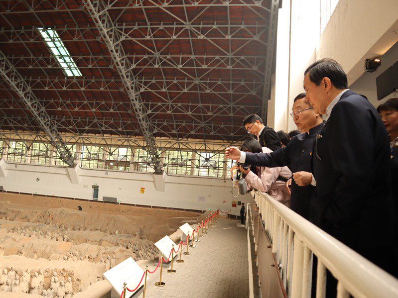 前總統馬英九（右）6日上午參觀西安的兵馬俑，詳細詢問秦代戰爭與殉葬制度。（記者廖士鋒／攝影）