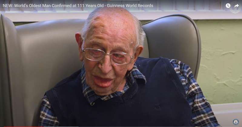 英國111歲爺爺廷尼斯伍德晉升為當今「世界最長壽男子」。取自YouTube影片