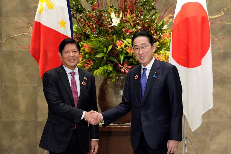 美國總統拜登11日將與日本首相岸田文雄（右）、菲律賓總統小馬可仕（左）在華府召開峰會。圖為去年岸田文雄與小馬可仕會面的資料照片。路透
