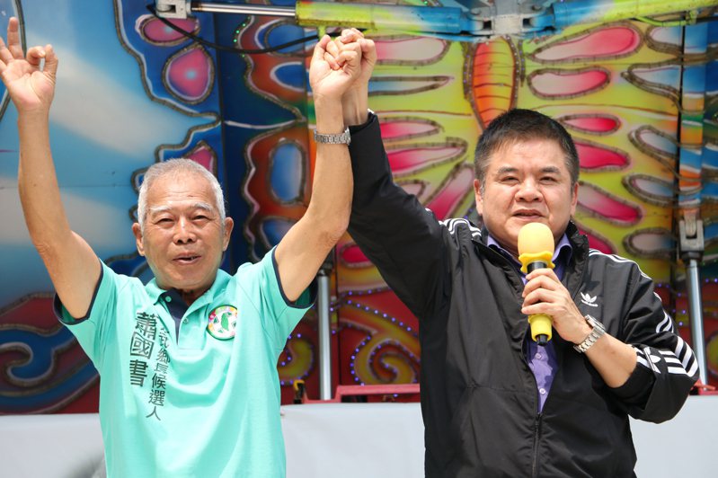 民进党提名萧国书（左）参选大武乡长。图／台东县党部提供