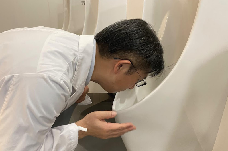 山本政宏曾花3年時間走訪車站的公廁，解開廁所發臭的真正原因。圖／日本TOTO綜合研究所提供